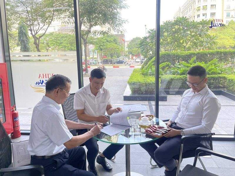 Khách hàng ký kết hợp đồng bàn giao căn hộ tại Viha Leciva Nguyễn Tuân 